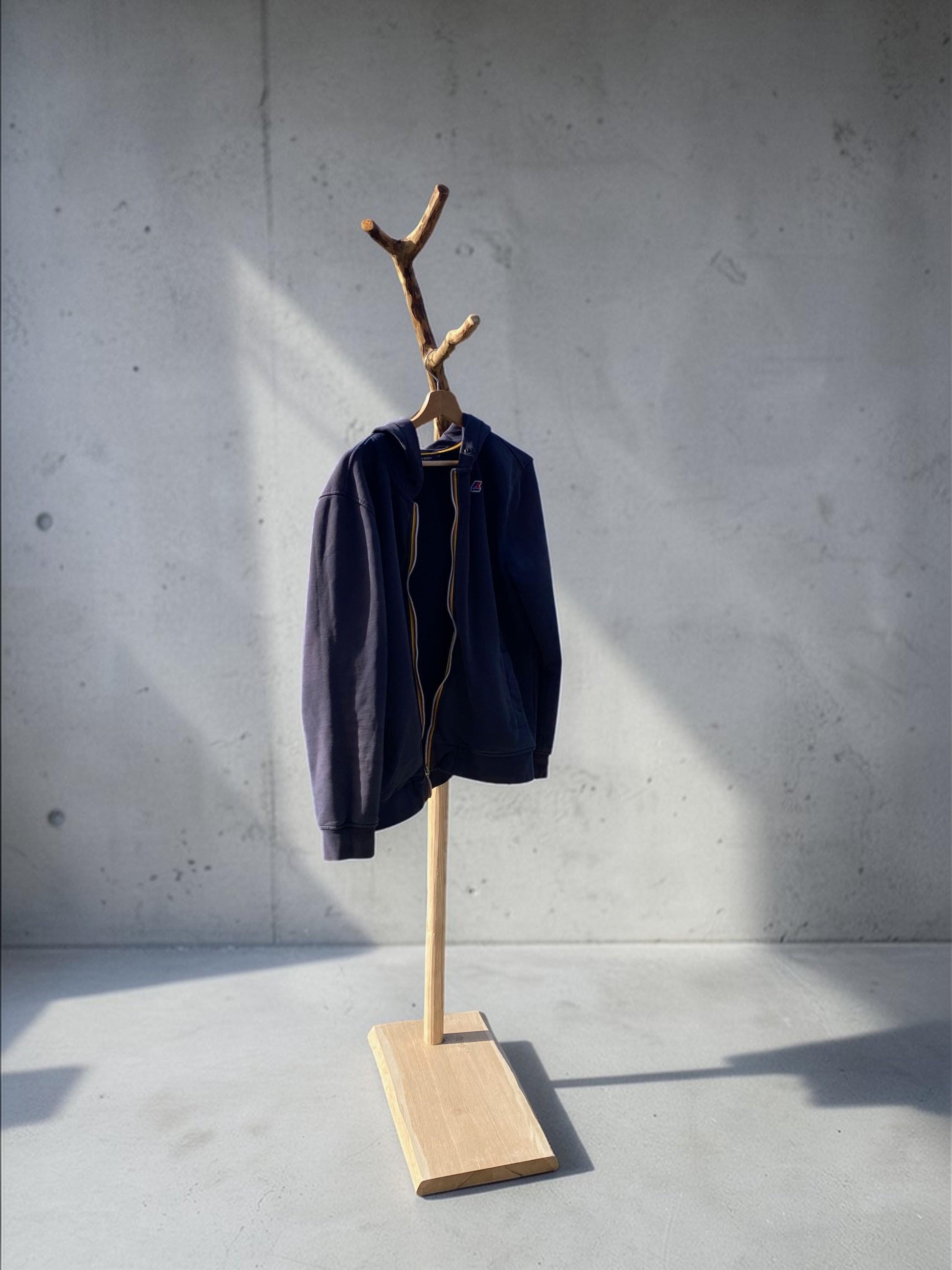 Valet de chambre, portant vêtements, dressing en bois avec une branche (chêne)