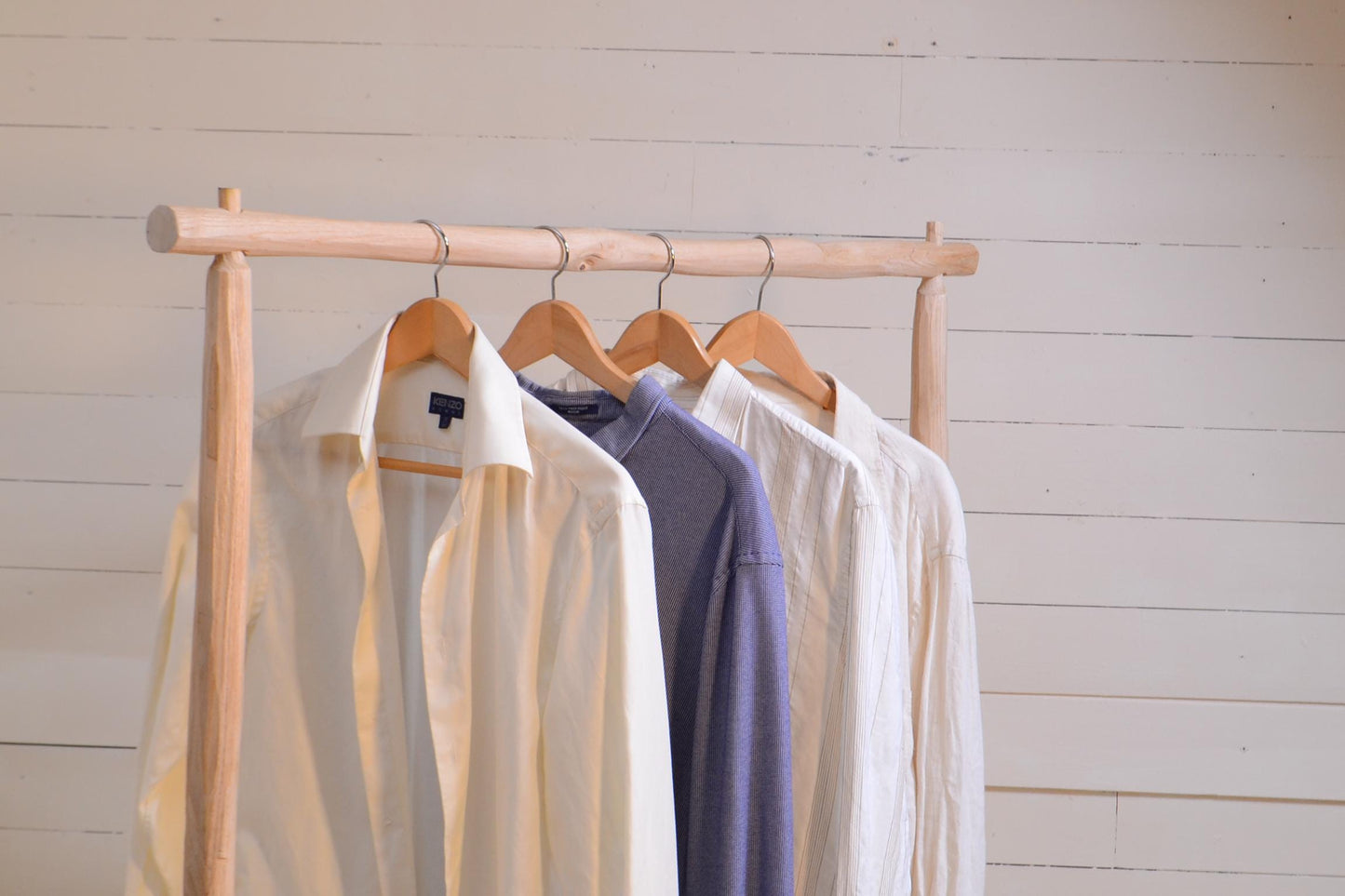 Portant à Vêtements en bois naturel, Déco nature, Penderie ouverte élégante, slow living