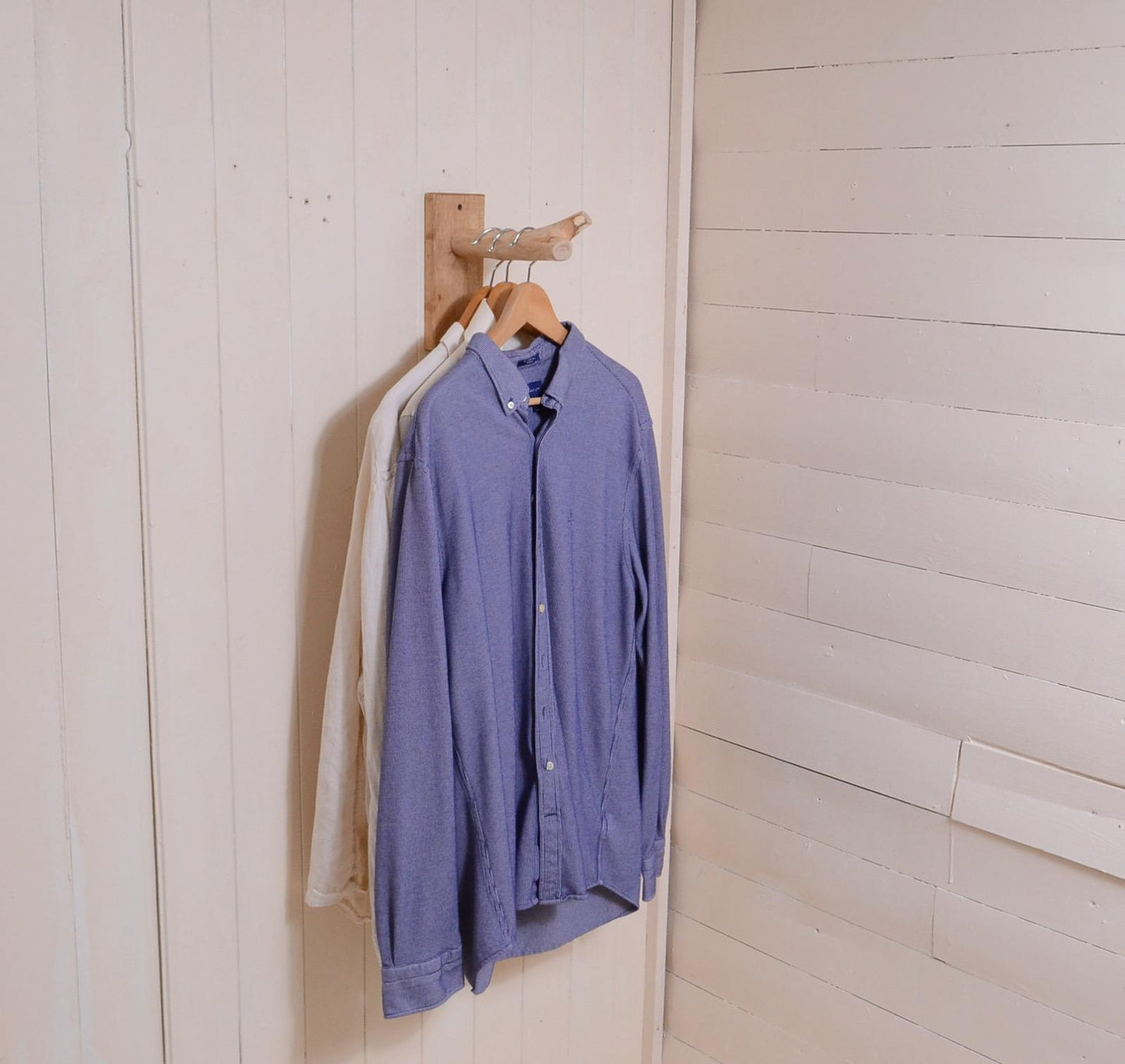 Support mural avec une branche pour accrocher des vêtements, déco bois