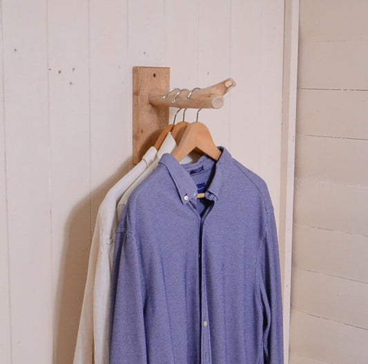 Support mural avec une branche pour accrocher des vêtements, déco bois