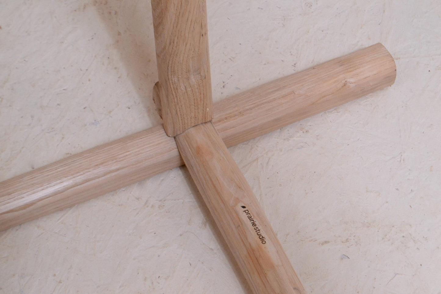 Portant boutique bois naturel, Présentoir en bois brut, Support vêtements minimaliste en bois clair, Pour Concept Store et Showroom