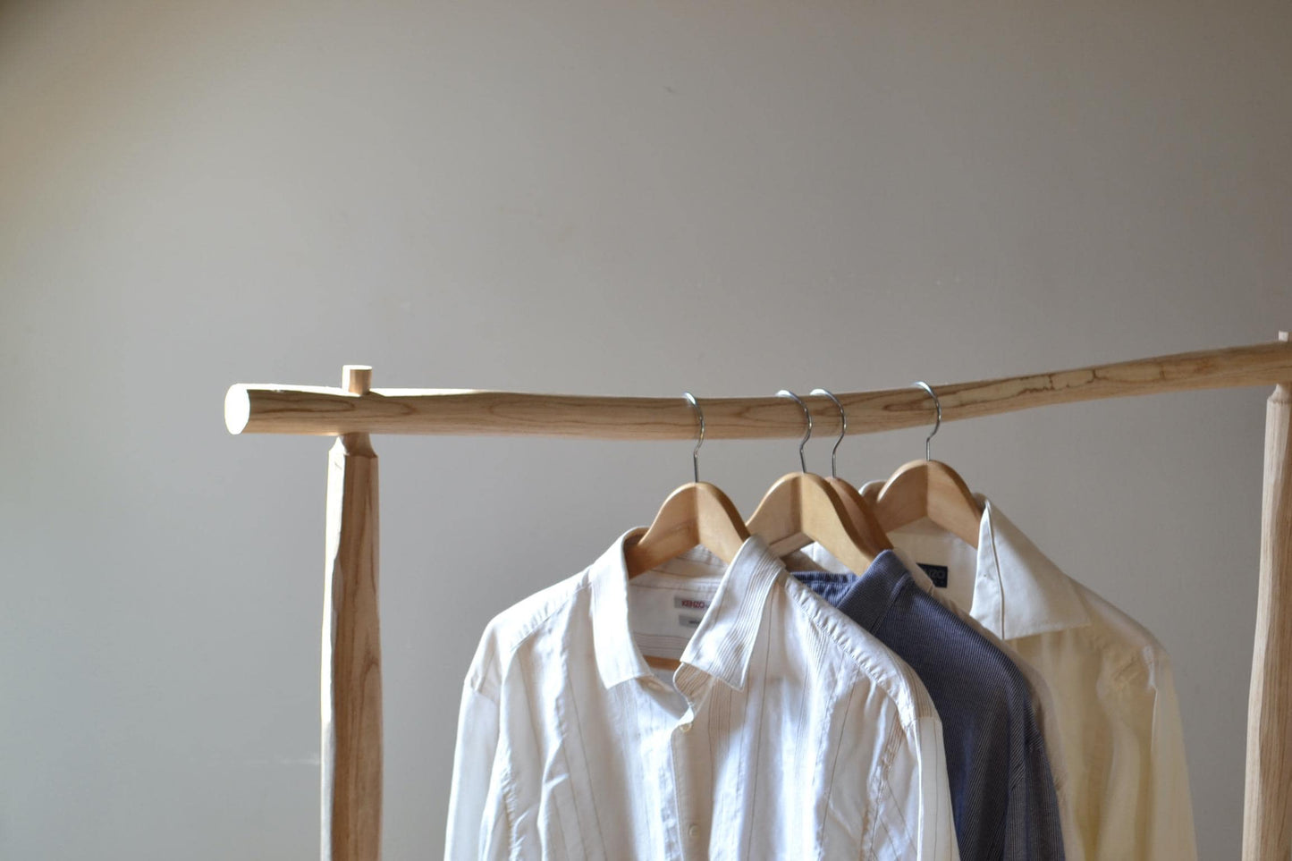 Portant vêtements bois brut avec étagère chaussures – Style bohème naturel pour chambre ou boutique, fait main en France