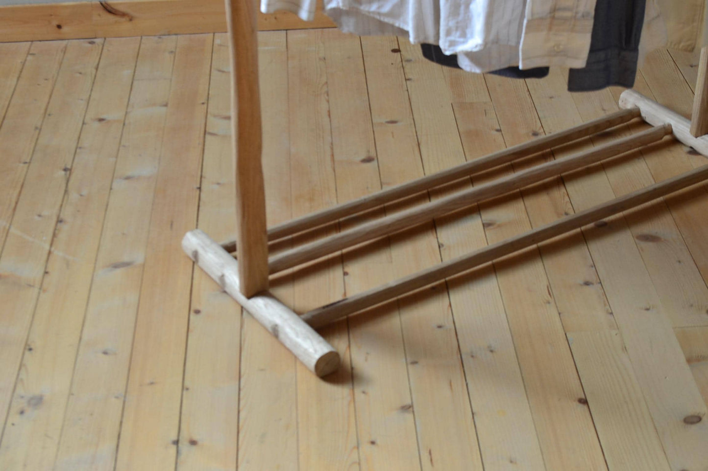 Portant vêtements bois brut avec étagère chaussures – Style bohème naturel pour chambre ou boutique, fait main en France