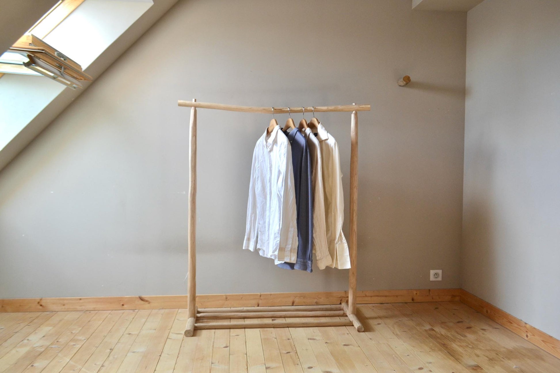 Portant vêtements bois brut avec étagère chaussures – Style bohème naturel pour chambre ou boutique, fait main en France