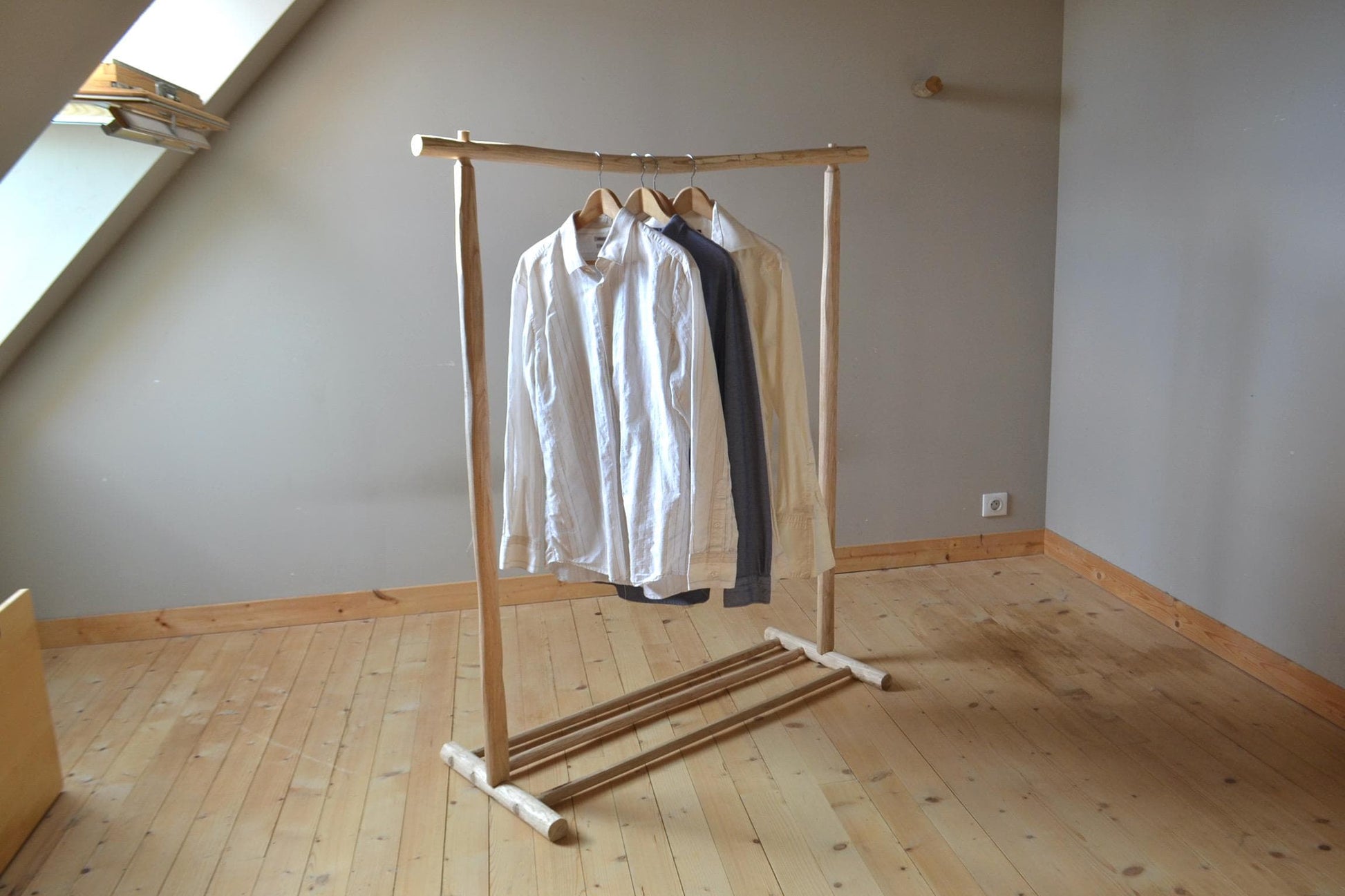 Portant vêtements bois brut avec étagère chaussures – Style bohème naturel pour chambre ou boutique, fait main en France