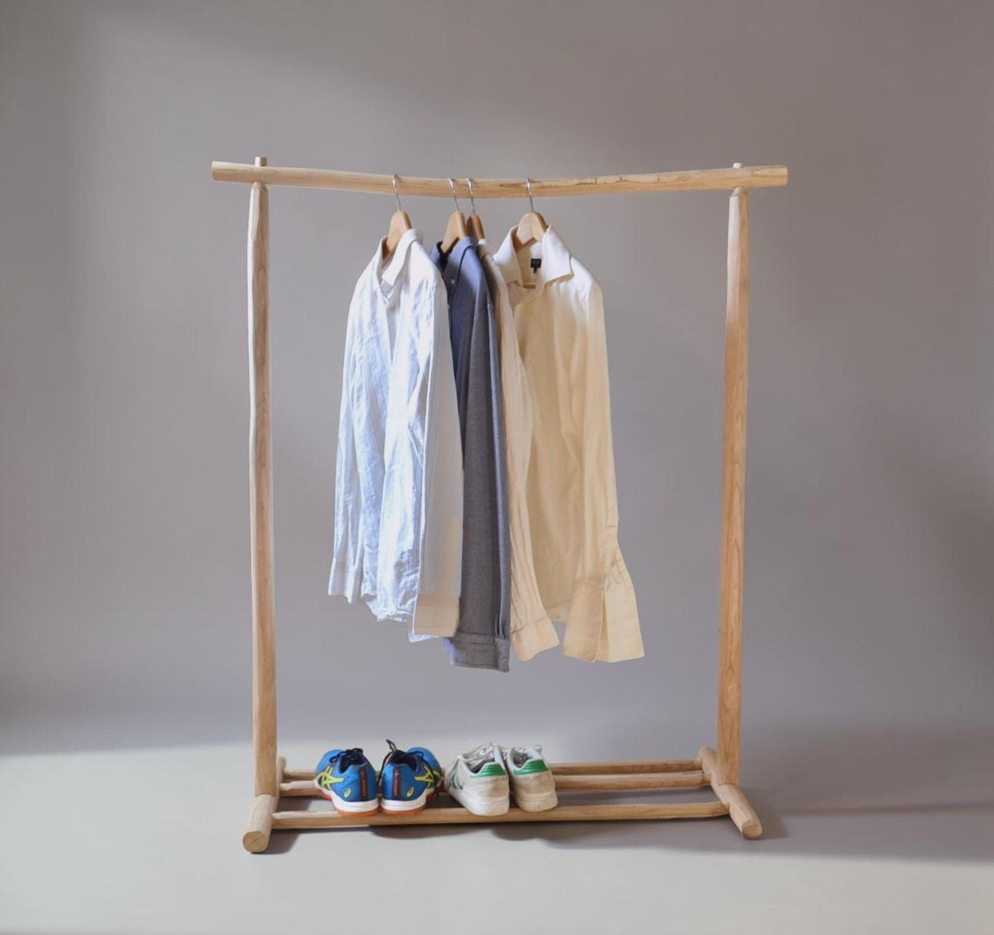 Portant vêtements bois brut avec étagère chaussures – Style bohème naturel pour chambre ou boutique, fait main en France