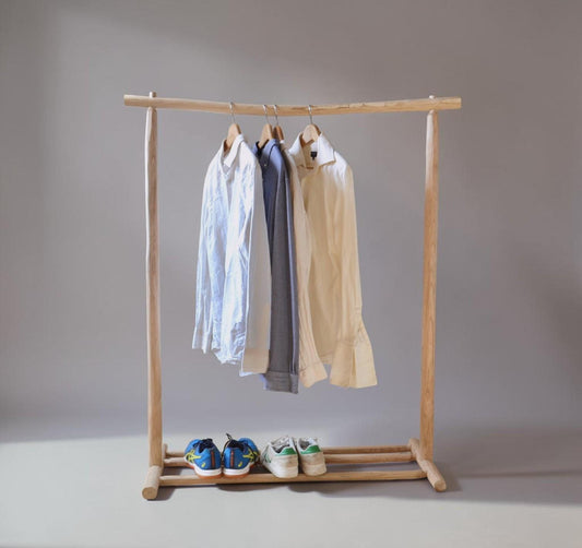Portant vêtements bois brut avec étagère chaussures – Style bohème naturel pour chambre ou boutique, fait main en France