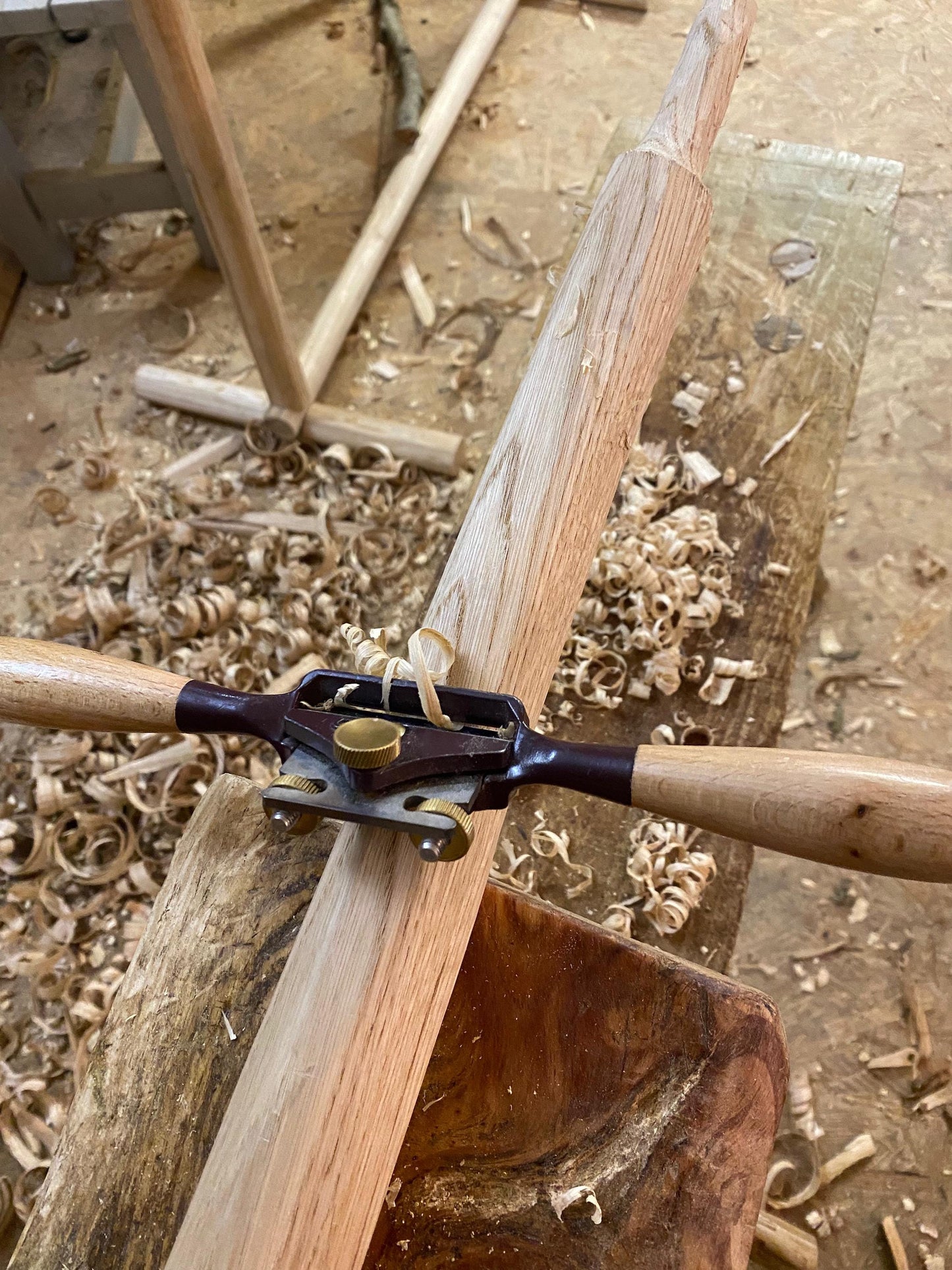 Portant boutique bois naturel, Présentoir en bois brut, Support vêtements minimaliste en bois clair, Pour Concept Store et Showroom