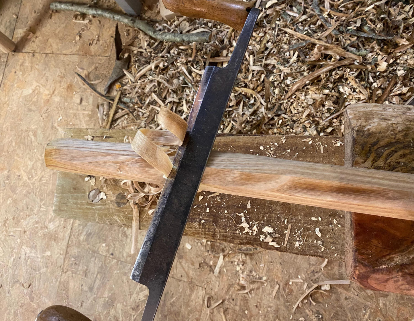 Portant vêtements en bois naturel avec étagère chaussure, design brut élégant