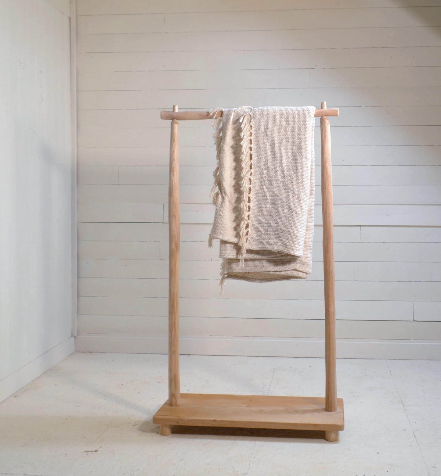 Portant vêtements en bois naturel avec étagère chaussure, design brut élégant