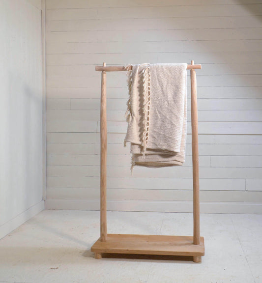 Portant vêtements en bois naturel avec étagère chaussure, design brut élégant