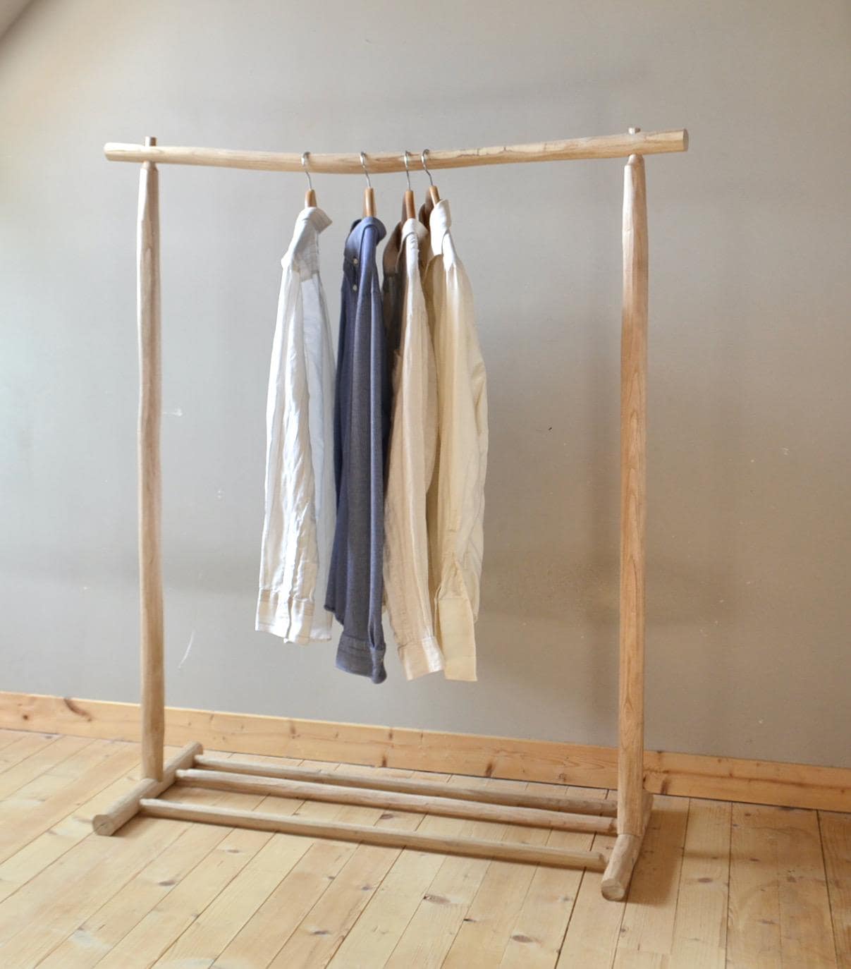 Portant vêtements bois brut avec étagère chaussures – Style bohème naturel pour chambre ou boutique, fait main en France
