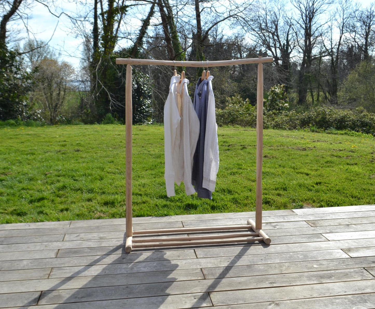 Portant vêtements bois brut avec étagère chaussures – Style bohème naturel pour chambre ou boutique, fait main en France