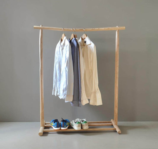 Portant vêtements bois brut avec étagère chaussures – Style bohème naturel pour chambre ou boutique, fait main en France