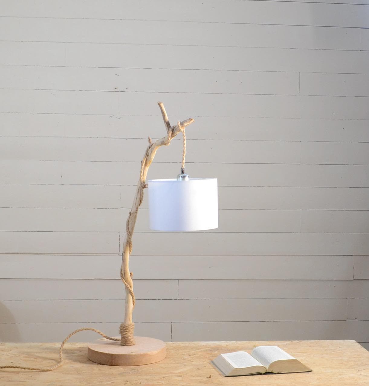Lampe de table avec une belle branche patinée par le temps