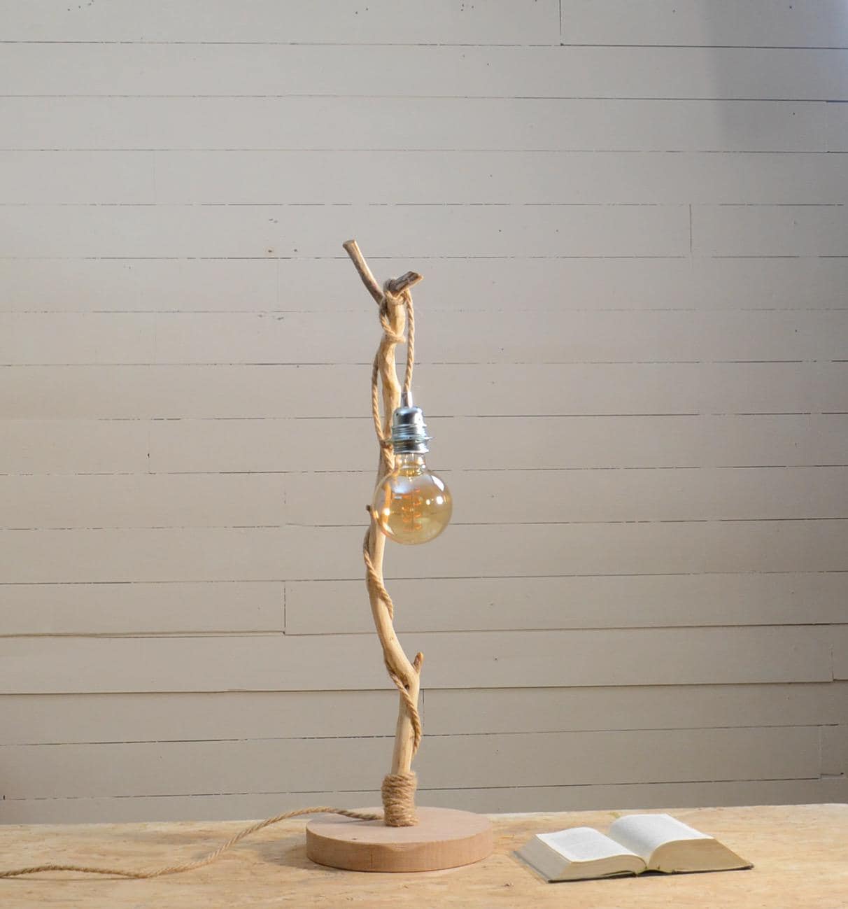 Lampe de table avec une belle branche patinée par le temps