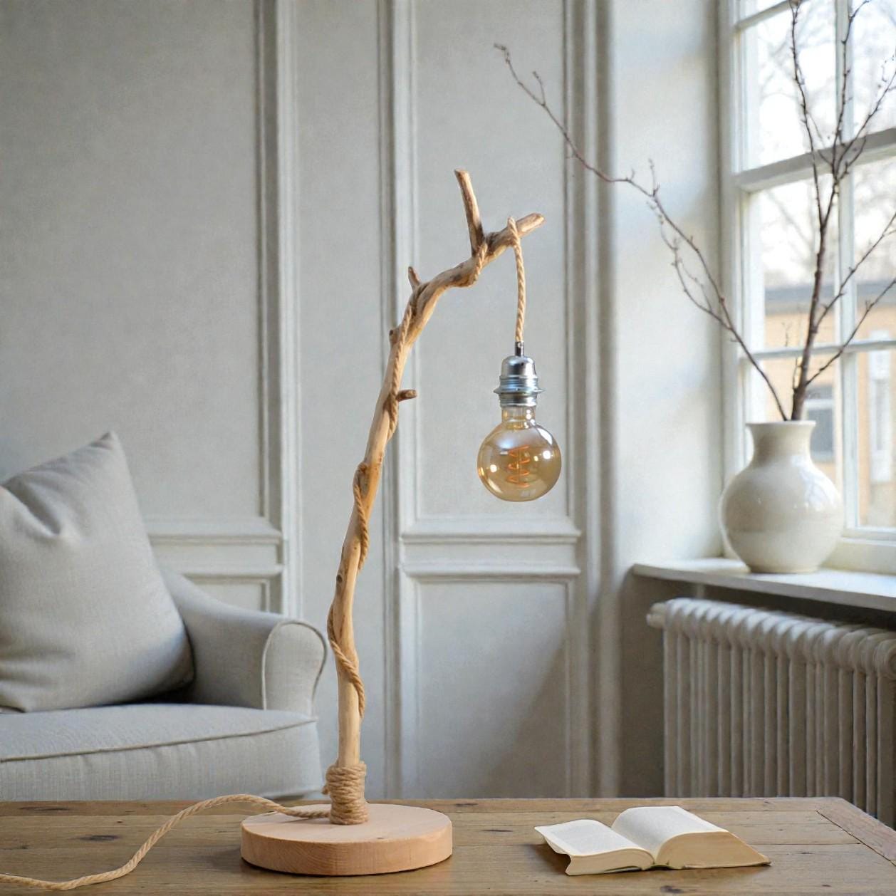 Lampe de table avec une belle branche patinée par le temps