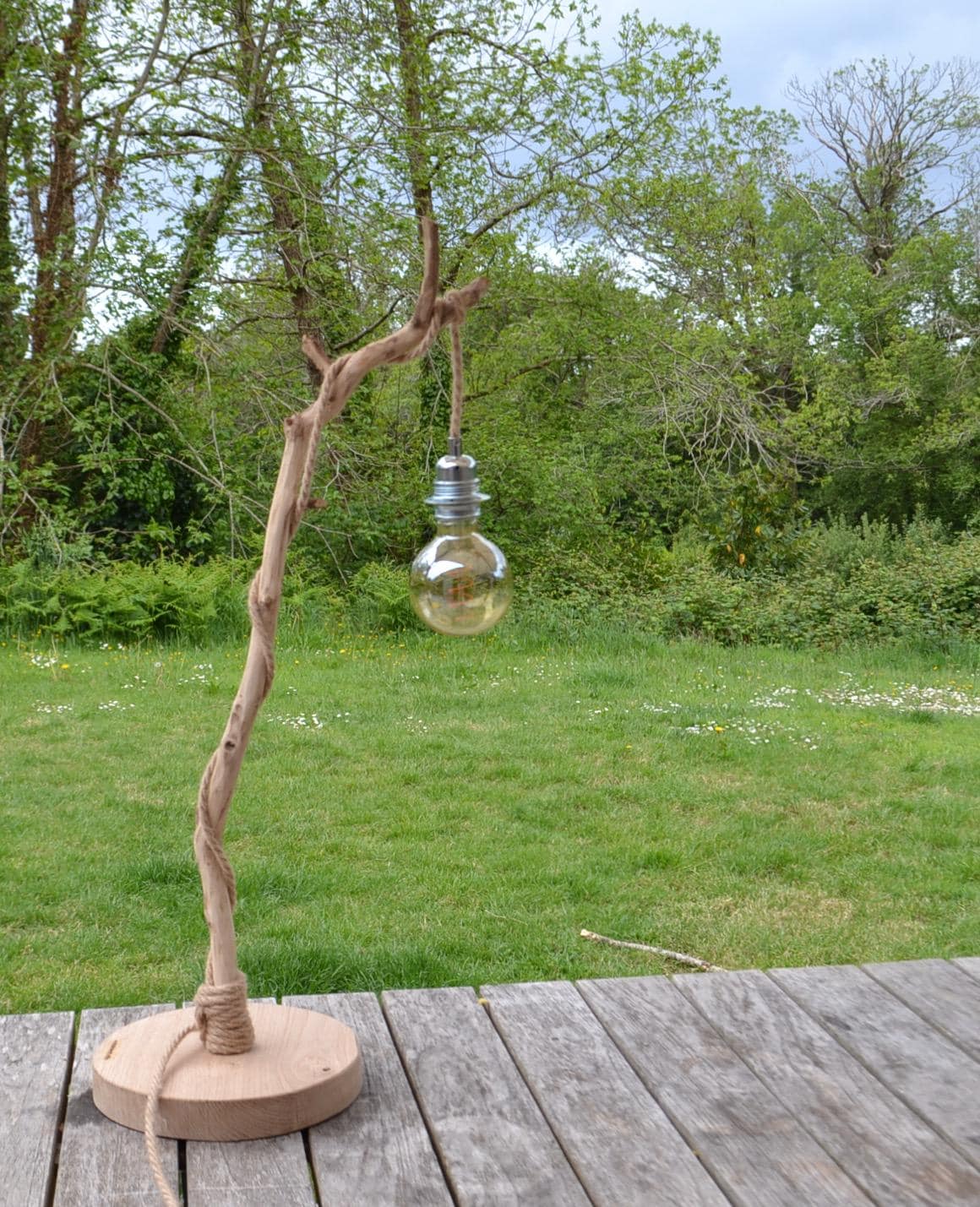 Lampe de table avec une belle branche patinée par le temps