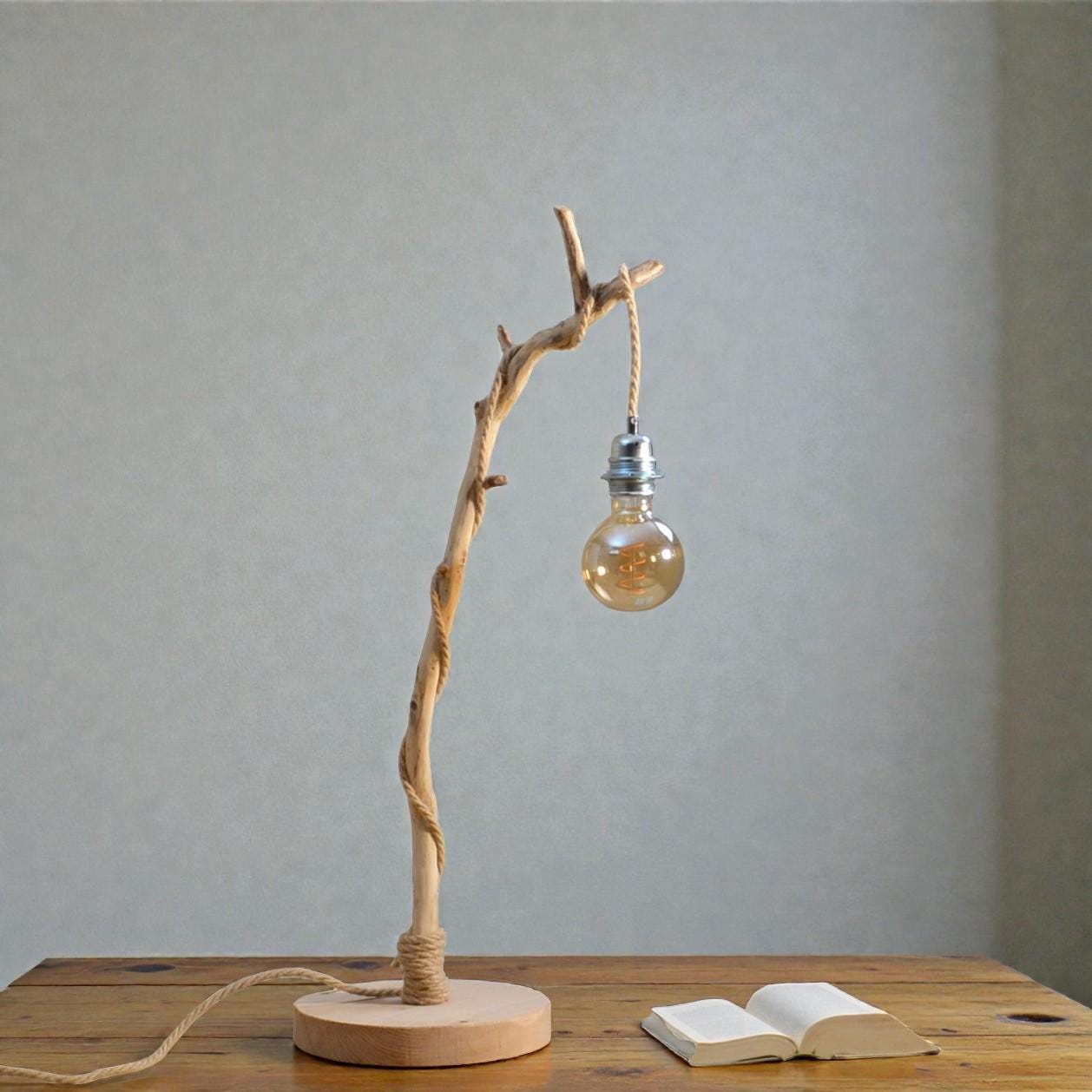 Lampe de table avec une belle branche patinée par le temps