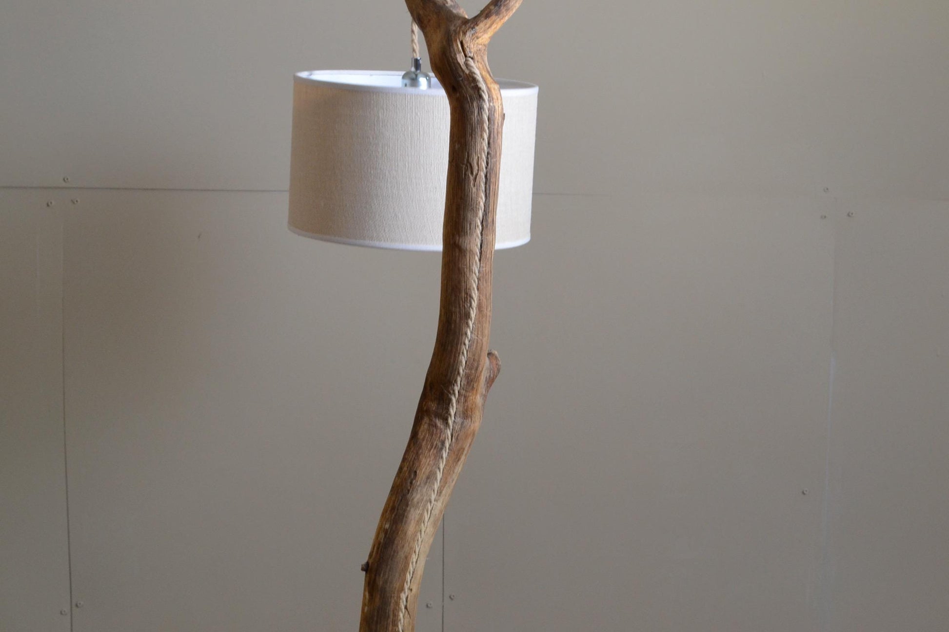 Lampadaire bois avec une belle branche, cable caché, style naturel et moderne
