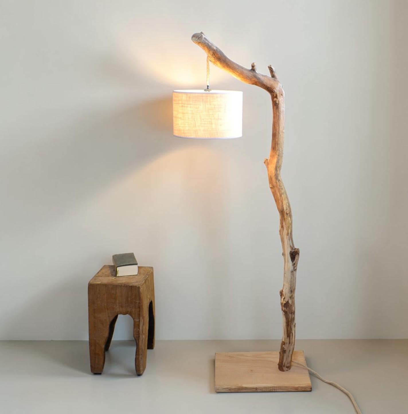 Lampadaire bois avec une belle branche, cable caché, style naturel et moderne