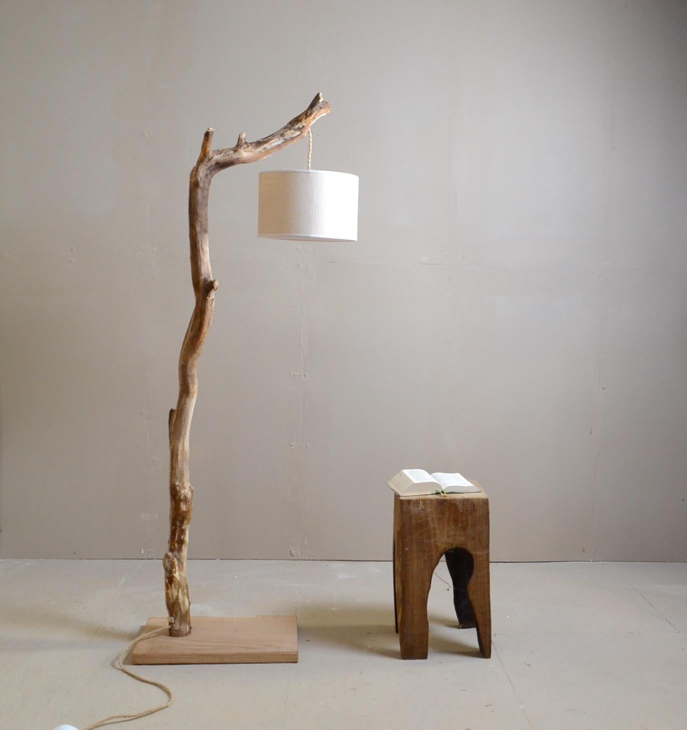 Lampadaire bois avec une belle branche, cable caché, style naturel et moderne