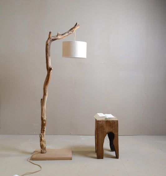 Lampadaire bois avec une belle branche, cable caché, style naturel et moderne