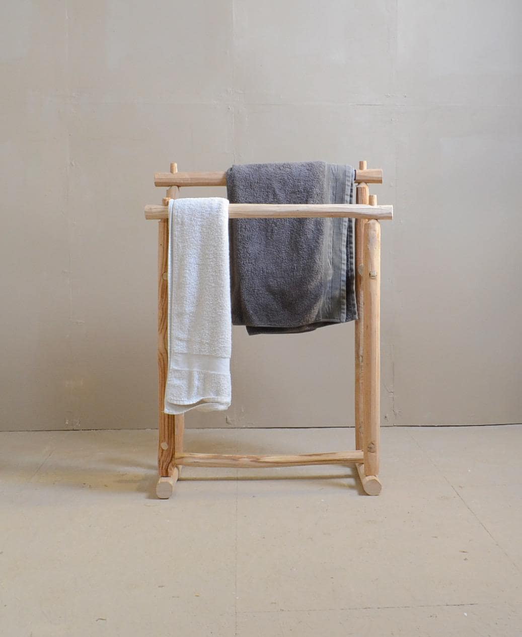 Porte Serviette en Châtaignier Brut | Bois Local Fait Main | Support Serviette Rustique Pour Salle de Bain Naturelle