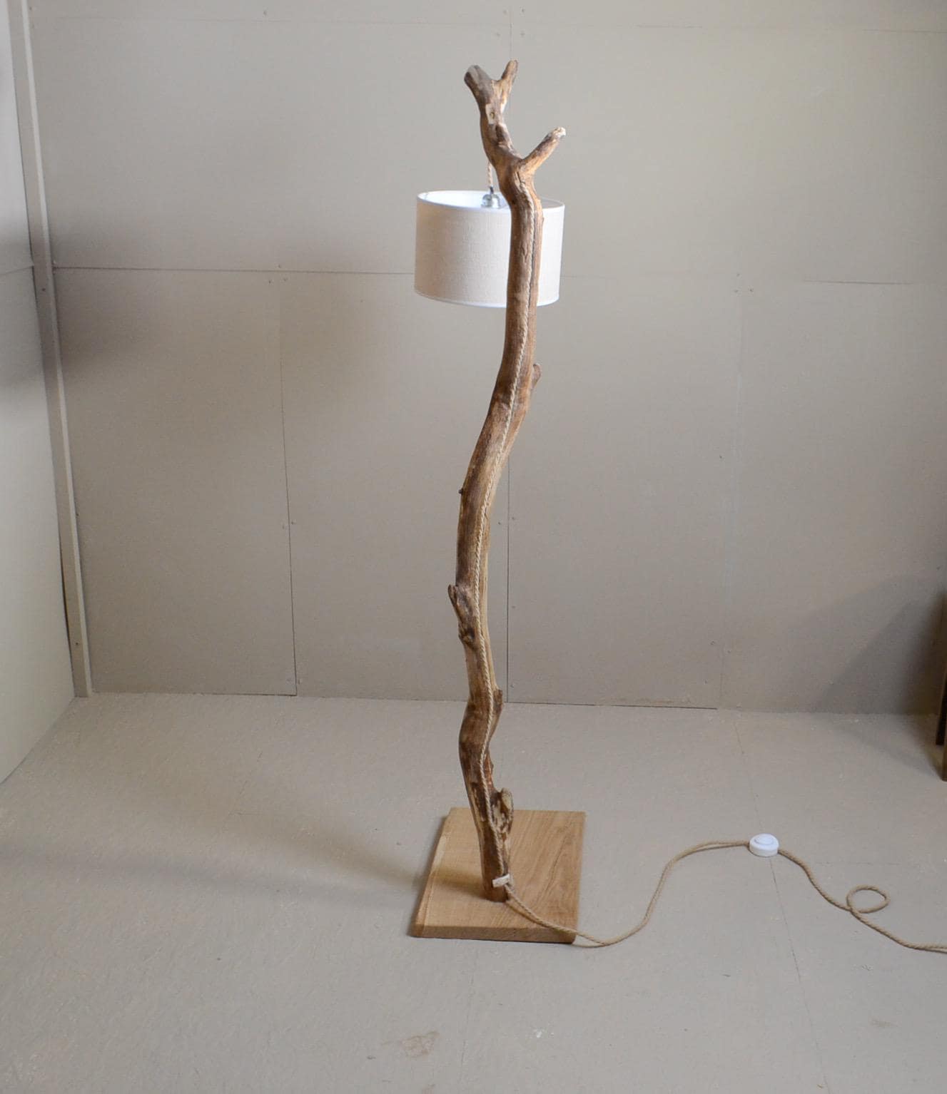 Lampadaire bois avec une belle branche, cable caché, style naturel et moderne