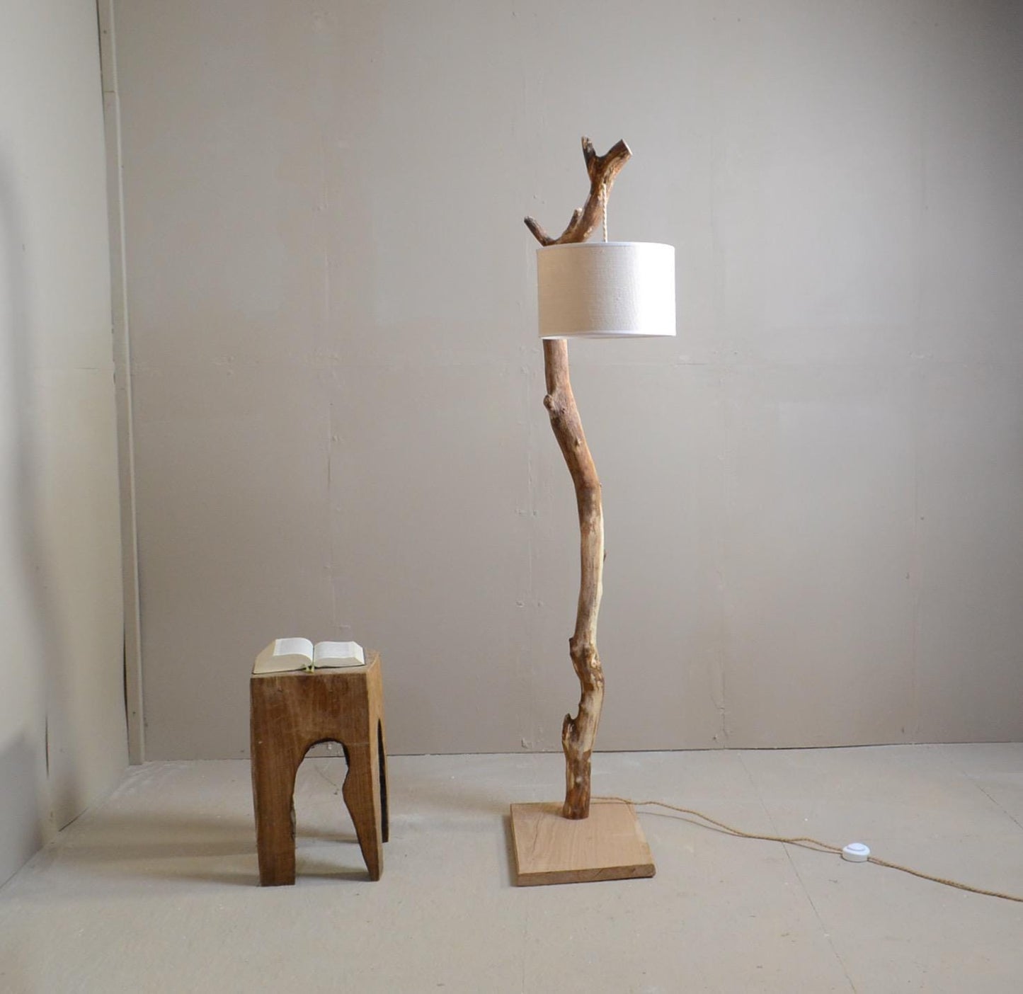 Lampadaire bois avec une belle branche, cable caché, style naturel et moderne