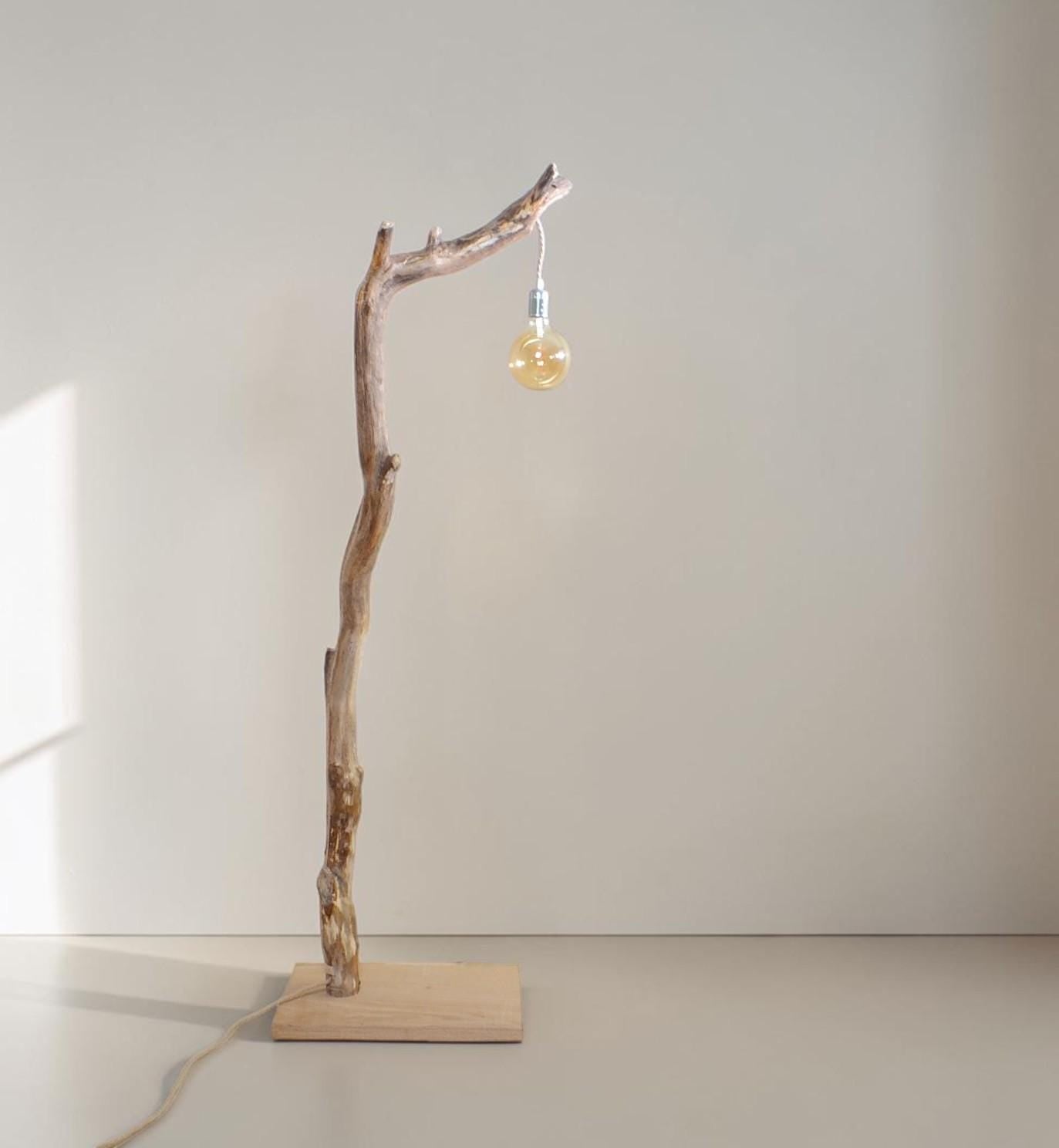 Lampadaire bois avec une belle branche, cable caché, style naturel et moderne
