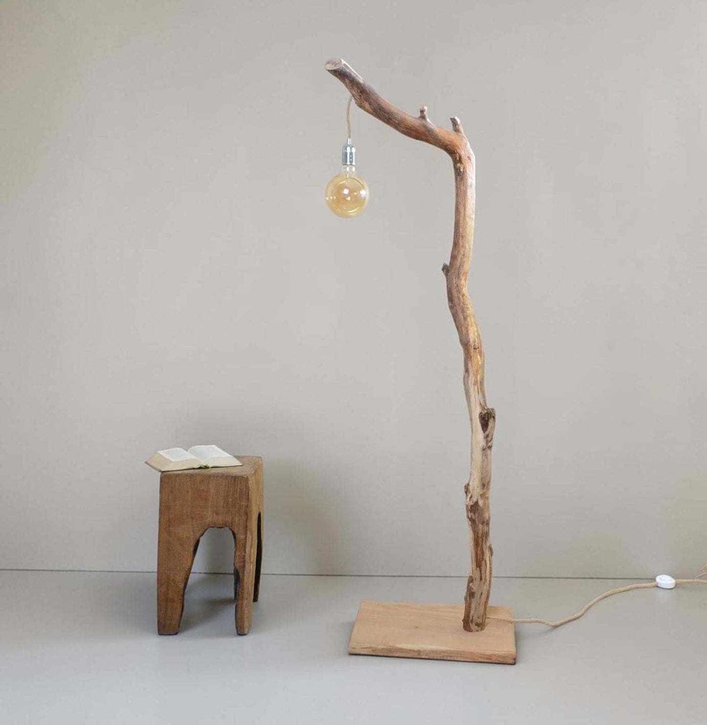Lampadaire bois avec une belle branche, cable caché, style naturel et moderne