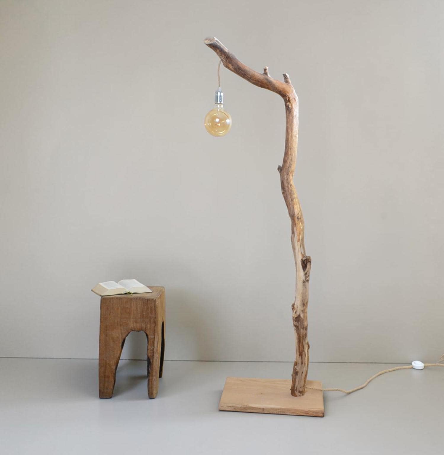 Lampadaire bois avec une belle branche, cable caché, style naturel et moderne
