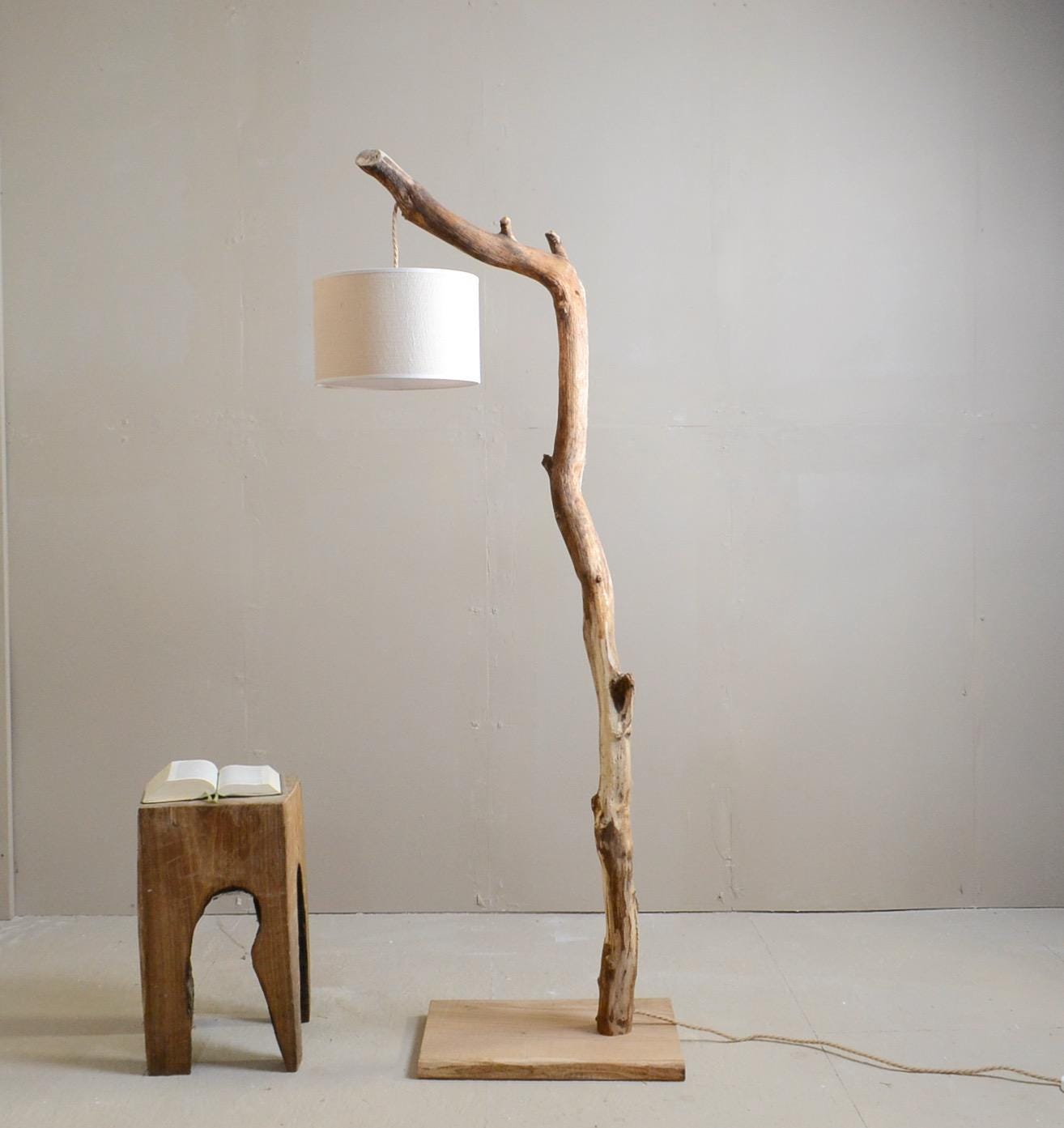 Lampadaire bois avec une belle branche, cable caché, style naturel et moderne