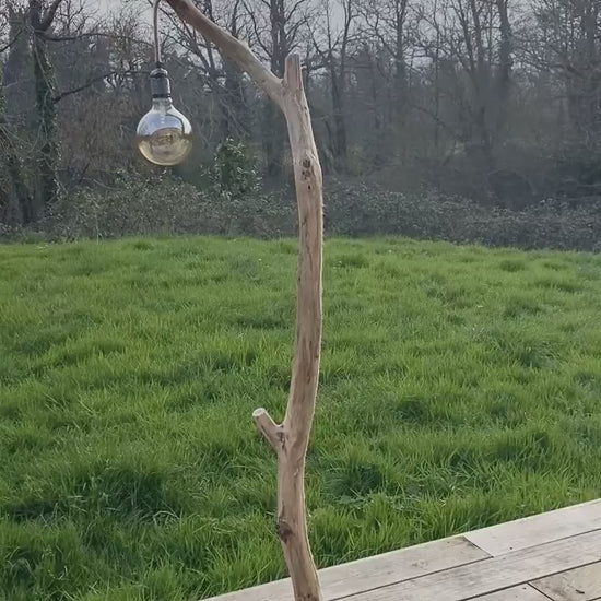 Lampadaire bois avec une belle branche, cable caché, style naturel et moderne