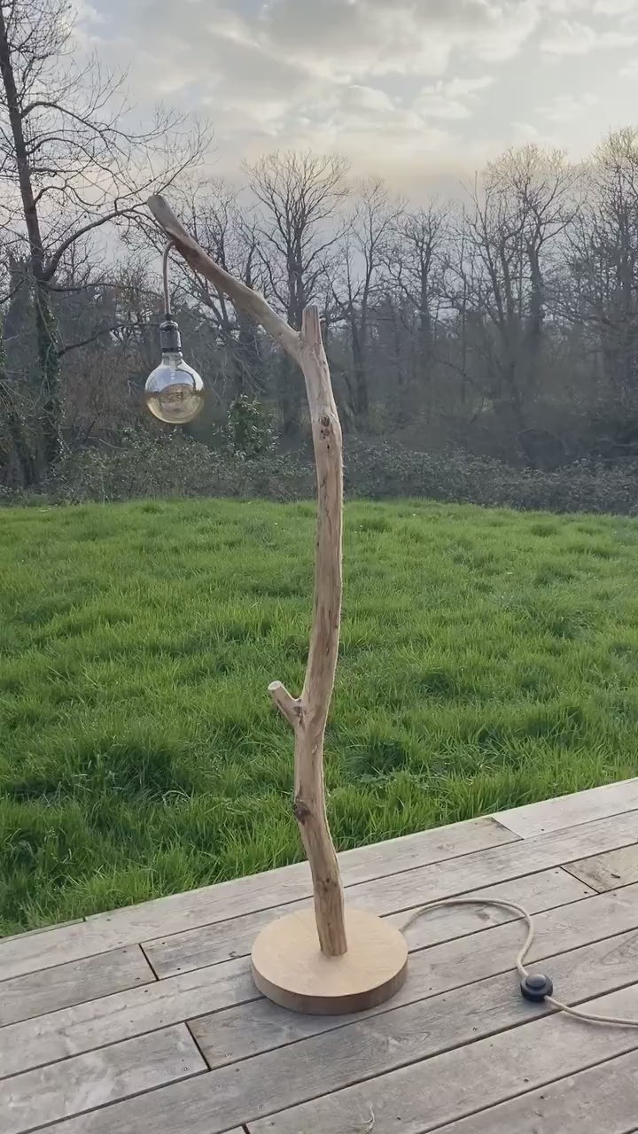 Lampadaire bois avec une belle branche, cable caché, style naturel et moderne