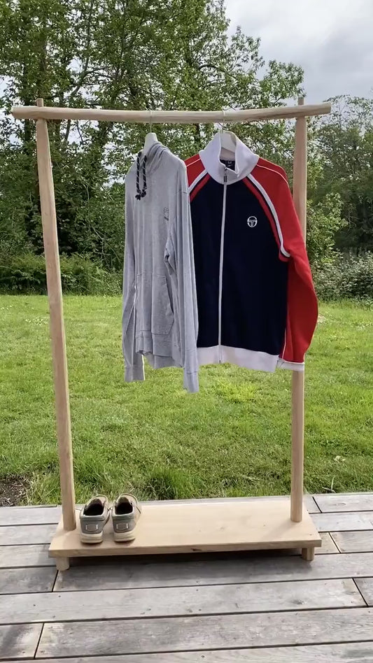 Portant vêtements en bois naturel avec étagère chaussure, design brut élégant