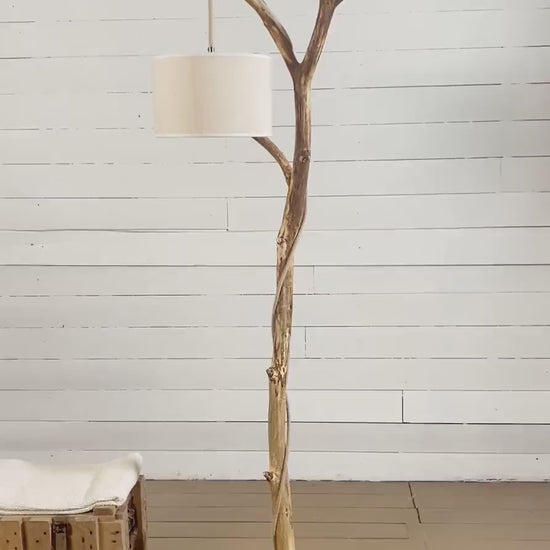Lampadaire branche patinée en chêne fait main – bois naturel, abat-jour en jute clair ou coton blanc, cordon jute, style artisanal bohème