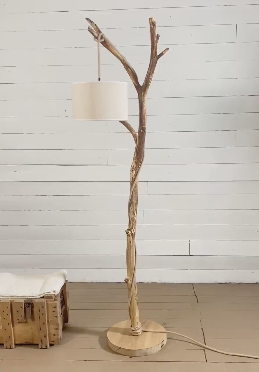 Lampadaire branche patinée en chêne fait main – bois naturel, abat-jour en jute clair ou coton blanc, cordon jute, style artisanal bohème