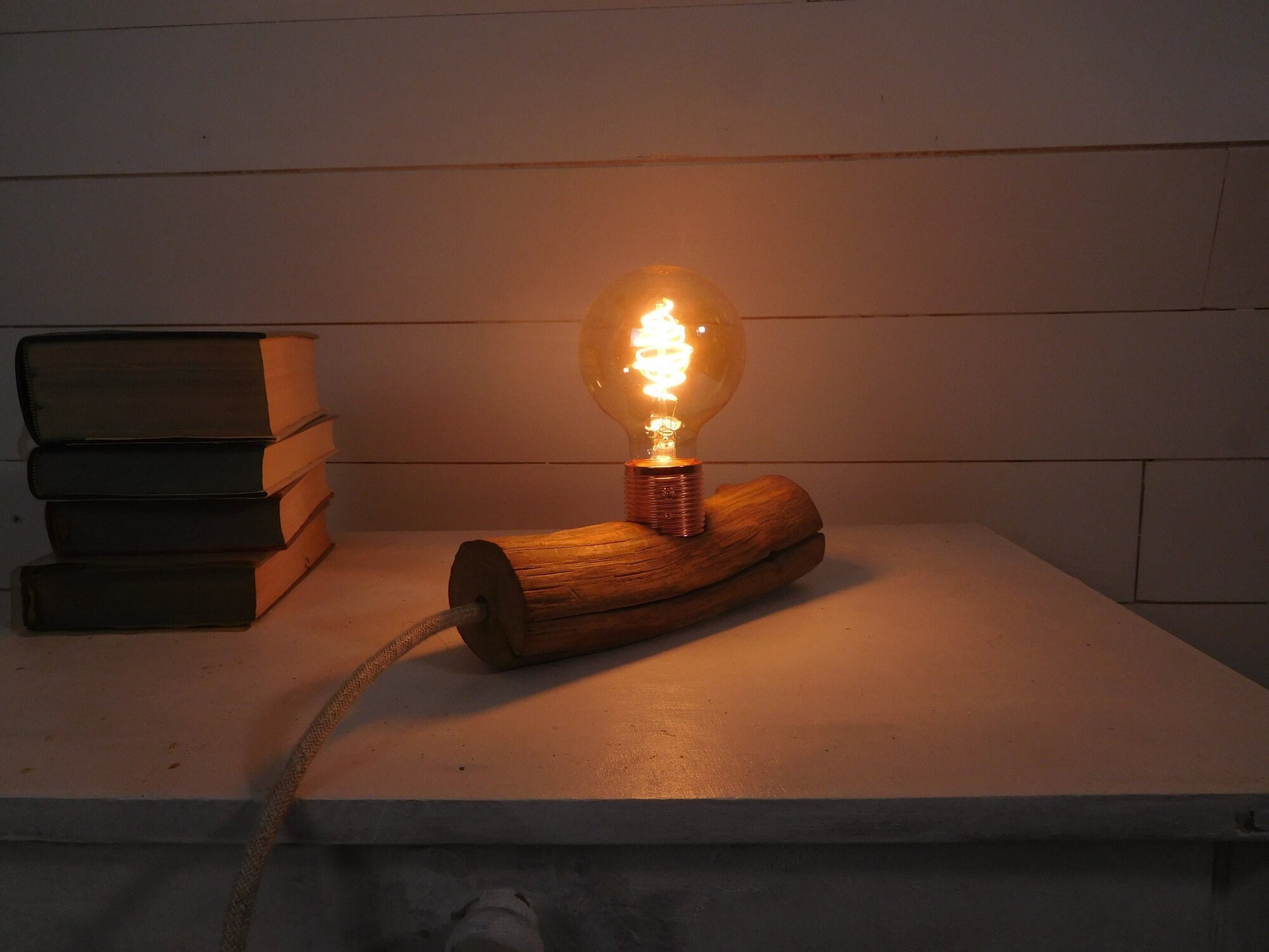 Lampe à poser Edison avec une branche, douille cuivre et cordon tissu