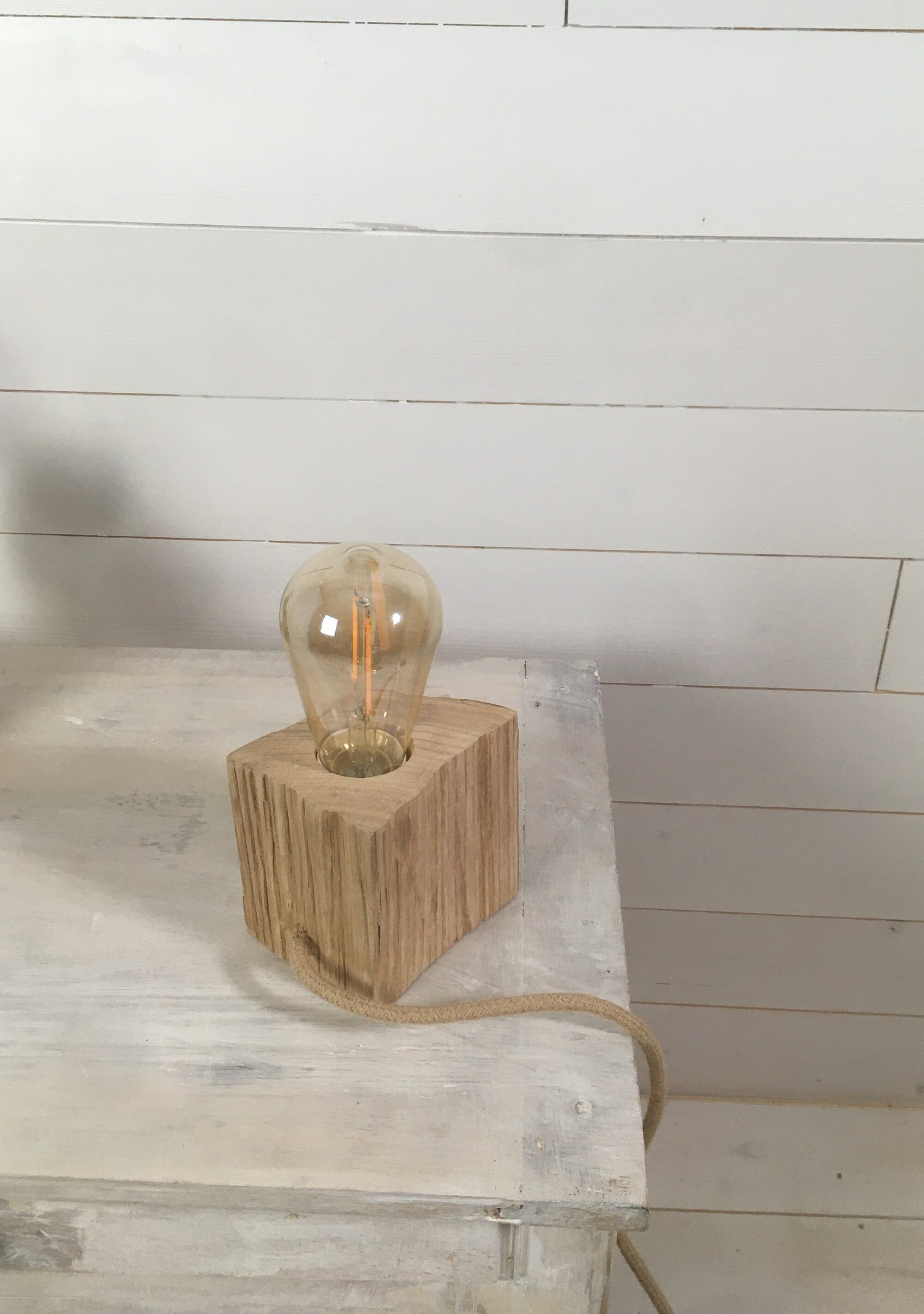 Petite lampe à poser en bois avec ampoule Edison réalisée, bois brut