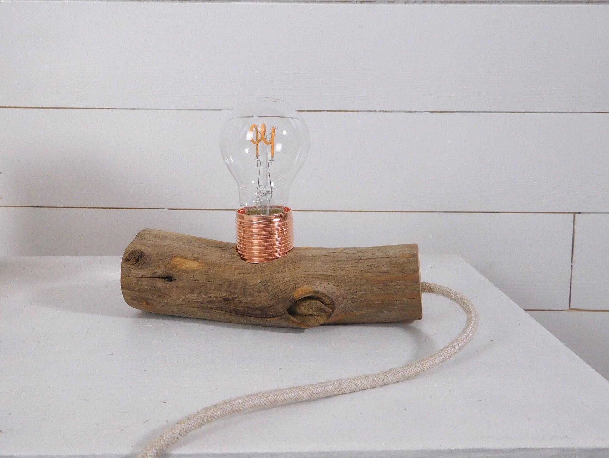 Lampe à poser Edison avec une branche, douille cuivre et cordon tissu
