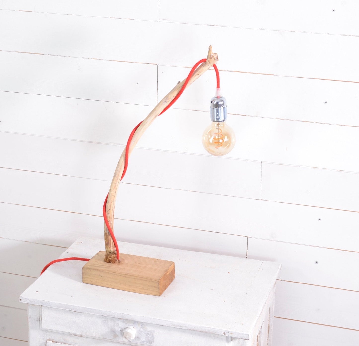 Lampe en bois avec une belle branche, cordon coton rouge