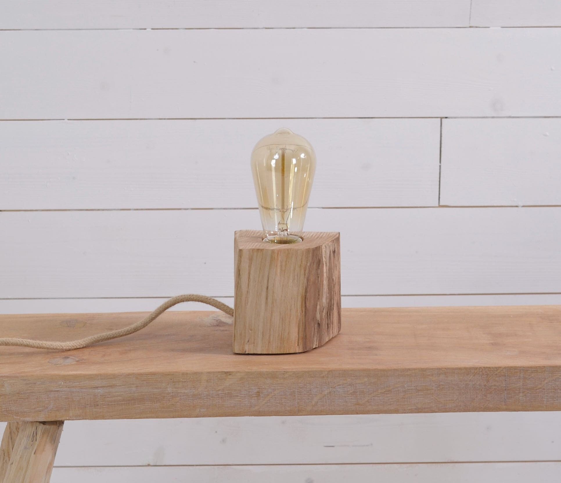 Petite lampe à poser en bois avec ampoule Edison réalisée, bois brut