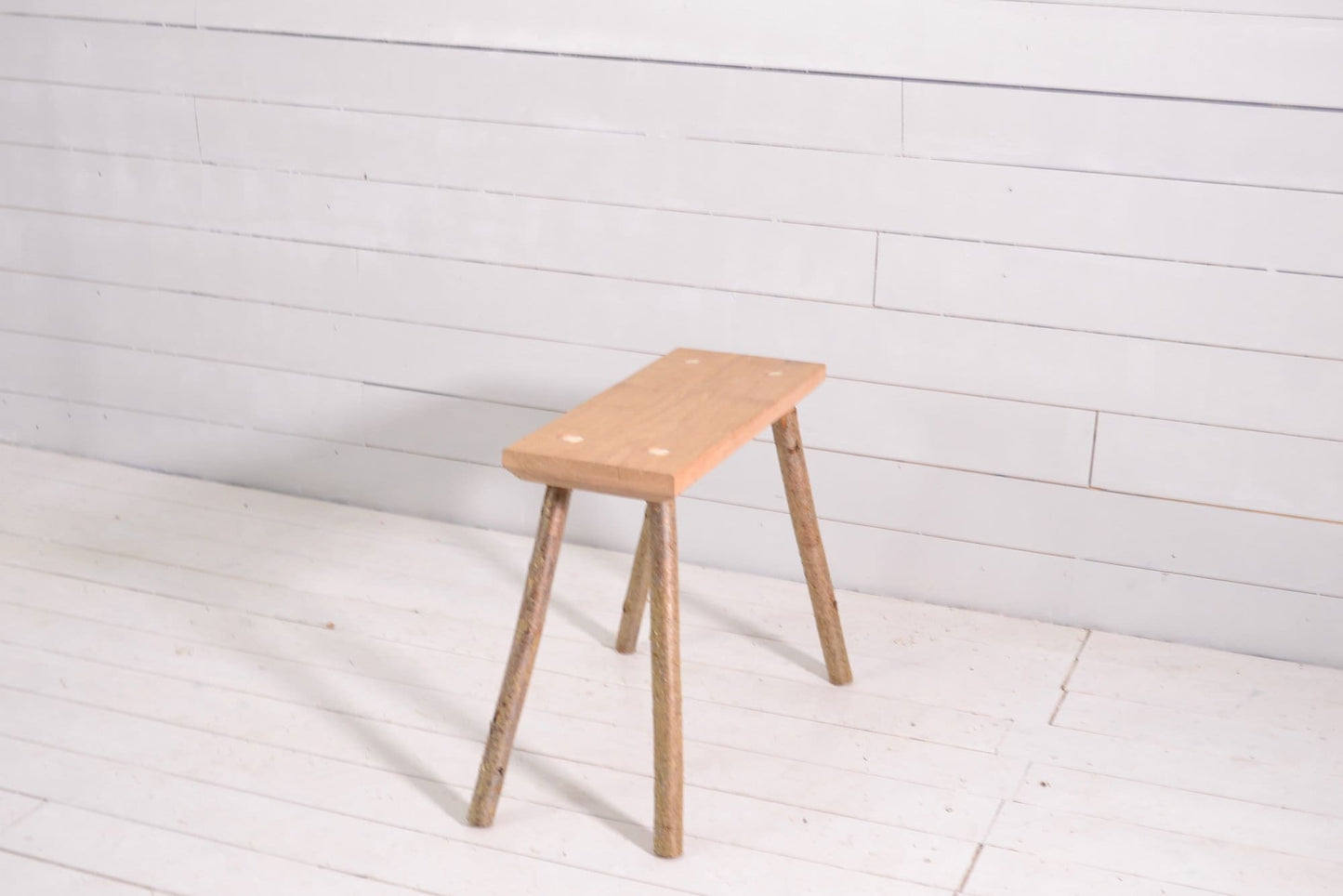 Tabouret en bois, chêne, avec pieds en noisetier, bout de canapé