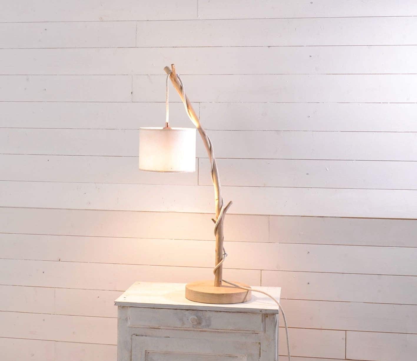 Lampe de table en bois  avec une belle branche