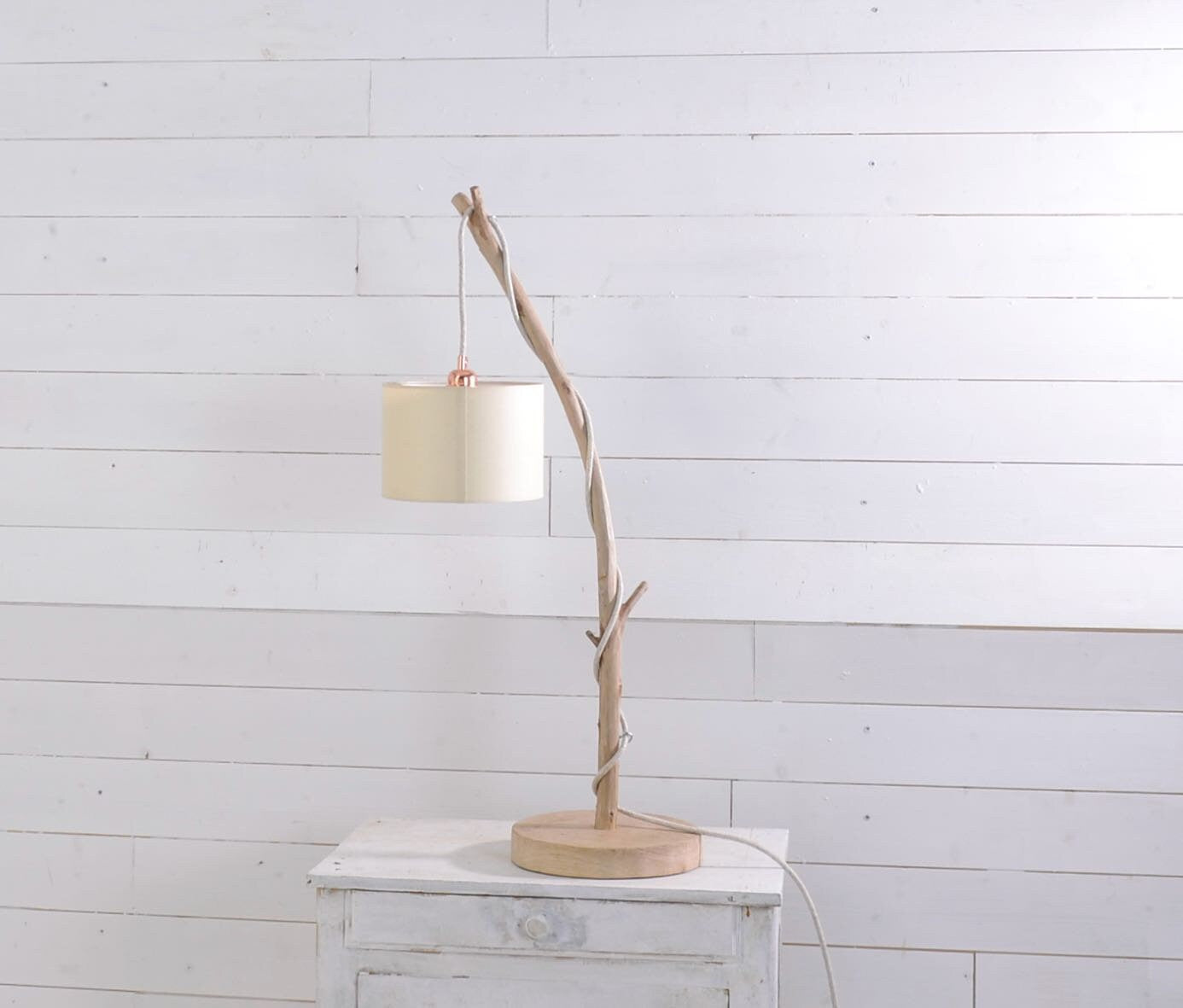 Lampe de table en bois  avec une belle branche