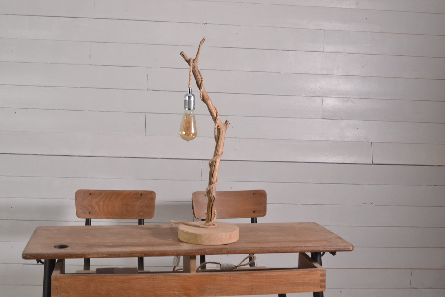 Lampe en bois naturel réalisée avec une branche de châtaignier, ampoule vintage et cable en jute