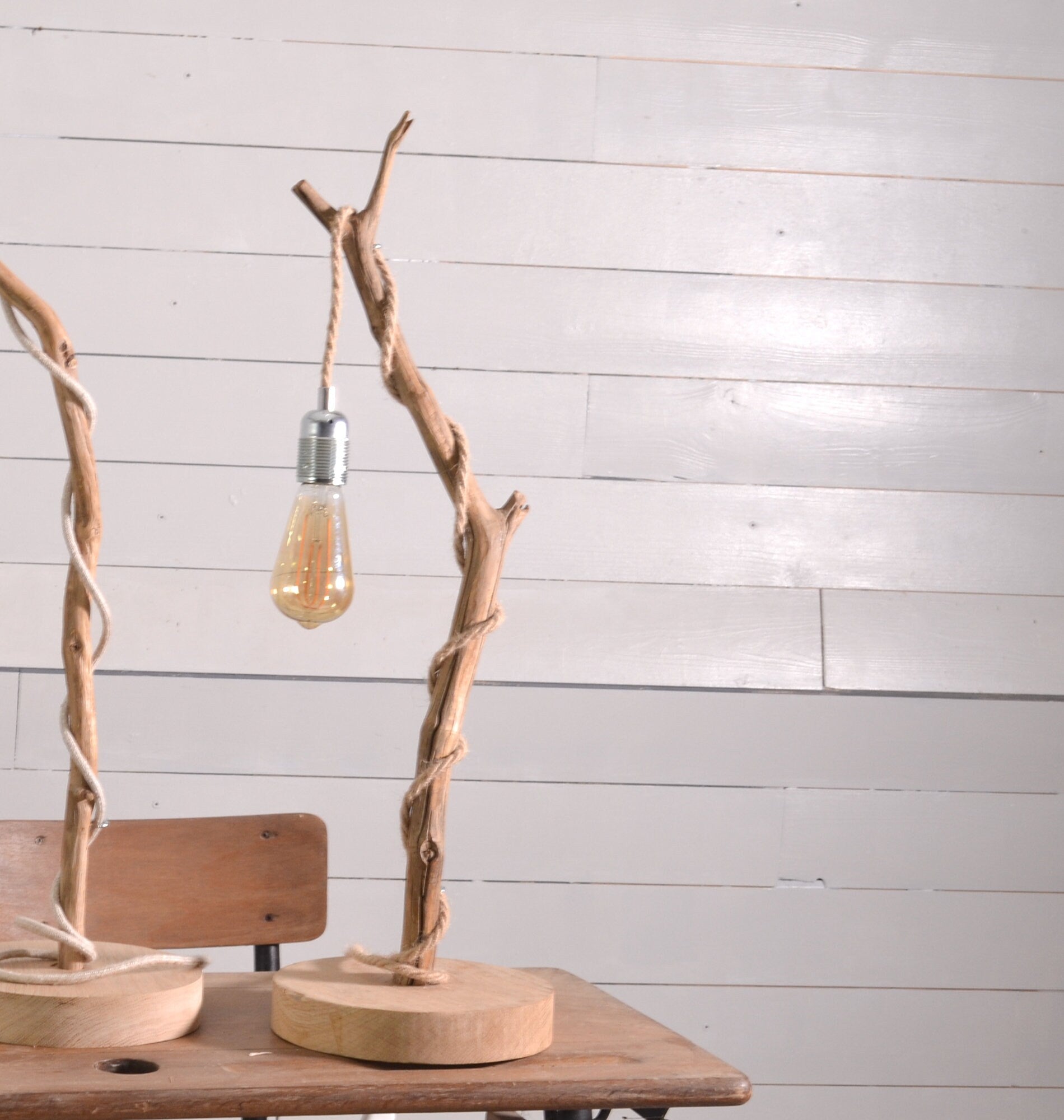 Lampe en bois naturel réalisée avec une branche de châtaignier, ampoule vintage et cable en jute
