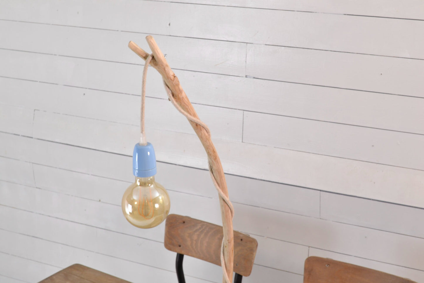 Lampe de table en bois  avec une belle branche, douille porcelaine bleue